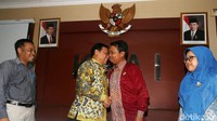 Ketua Bawaslu Abhan dan Ketua KPAI Susanto berjabat tangan usai penandatanganan kerja sama.