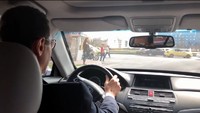 Dalam video yang dirilis oleh pemerintah Suriah pada Minggu (18/3) waktu setempat, Assad tampak sedang mengemudikan mobil sedan merek Honda. Mobil itu dipasangi kamera-kamera yang menyoroti arah berbeda. Foto: Screenshot YouTube/PresidencySy