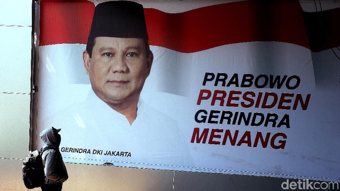 Baliho berukuran besar bergambar Prabowo mejeng di bawah Flyover Tomang dan Slipi. Ini foto-fotonya.