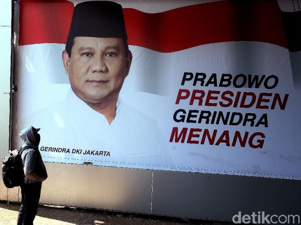 Baliho Besar Prabowo Mejeng di Bawah Flyover Tomang dan Slipi