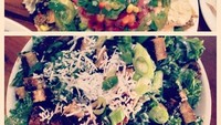 Benar-benar penuh sayuran! Yang satu penuh dengan sayur hijau sedangkan yang satu lagi lebih berwarna dengan adanya jagung dan tomat. Foto: Instagram @beyonce