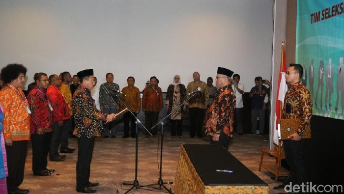 Lantik 135 Anggota Timsel, KPU Ingatkan Pentingnya Kerja Sama