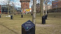 Kemudian banyak penyanyi lain yang datang ke Aalborg dan menanam pohon di taman. Pohon yang mereka tanam inilah yang diberi alat pemutar musik (yvonnezomers/Instagram)