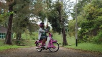 Rifky Maulana dan Honda C70 berwarna pink. Pilih motor tua karena motor tua banyak yang ngelirik Foto: Twitter