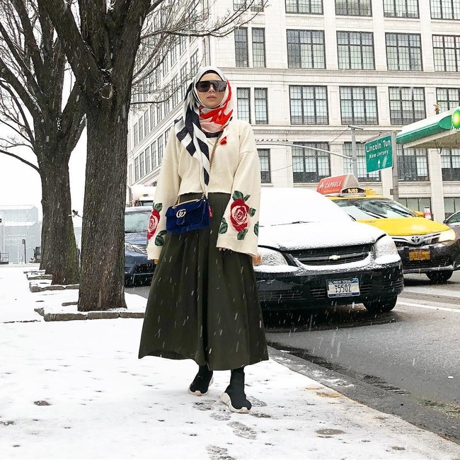 Desainer lain yang terlihat unik adalah Vivi Zubedi. Memakai hijab syari tak menghalangi dirinya untuk kekinian dengan gaya hypebeast. Ia memadukan beberapa produk high end seperti tas gucci, scarf Torry Burch dan sepatu sneakers dari Balenciaga Foto: Instagram