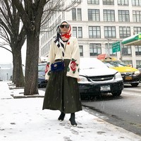 Desainer lain yang terlihat unik adalah Vivi Zubedi. Memakai hijab syari tak menghalangi dirinya untuk kekinian dengan gaya hypebeast. Ia memadukan beberapa produk high end seperti tas gucci, scarf Torry Burch dan sepatu sneakers dari Balenciaga Foto: Instagram