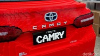 Beberapa detail bisa kita lihat di mobil, mulai dari logo Toyota di pelek, huruf hybrid, lampu utama, dan rem lampu. Foto: Toyota
