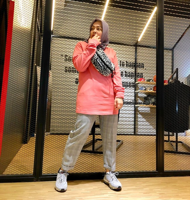 Salah satu selebriti berhijab yang berani tampil hypebeast adalah Astrid Khairunnisa, istri presenter Uya Kuya. Astrid Kuya sering tampil mengenakan oversized jacket dengan waist pack bermerek seperti Supreme dan Off White. Foto: Instagram Astrid Kuya