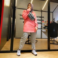 Salah satu selebriti berhijab yang berani tampil hypebeast adalah Astrid Khairunnisa, istri presenter Uya Kuya. Astrid Kuya sering tampil mengenakan oversized jacket dengan waist pack bermerek seperti Supreme dan Off White. Foto: Instagram Astrid Kuya