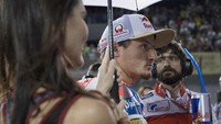 Jack Miller berkonsentrasi penuh, tentunya di bawah payung yang dikembangkan umbrella girl (Mirco Lazzari gp/Getty Images)
