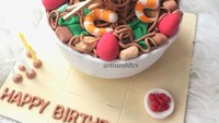 Yang ini juga kue ulang tahun tema mie dari Artisan Bites. Hanya saja dibuat sedikit berbeda dengan pemakaian telur puyuh warna pink. Foto: Instagram artisabites
