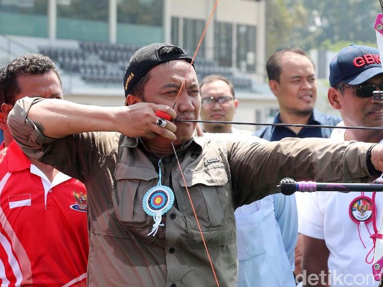 Gaya Imam Nahrawi Memanah