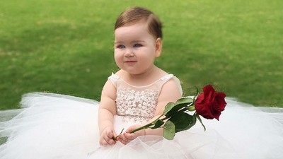 Bayi Bermata Biru dan Berpipi Gembil Ini Menggemaskan Banget