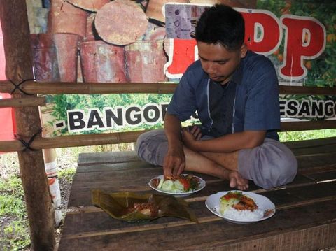 Tongseng belut dan pepes uling khas Banyuwangi biasa disajikan pedas. (Foto: Ardian Fanani)
