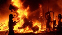 Monumen dibuat dari bahan mudah terbakar seperti kardus, kayu, kertas, maupun kain. (Foto: Dok. REUTERS/Heino Kalis)