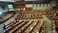 Berdasarkan daftar hadir, sebanyak 346 dari 560 anggota Dewan tak hadir. Dari 346 itu, 85 anggota meminta izin.