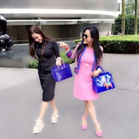 Maia berpose bersama sahabatnya sekaligus teman bisnisnya, pengusaha kosmetik EMK Skin Care, Jessica Chaijaya. Keduanya kompak membawa tas Hermes berwarna biru. Tas Maia merupakan Hermes Birkin Blue Electric seharga US$ 73.495 atau sekitar Rp 1 miliar. Foto: Instagram @maiaestiantyreal