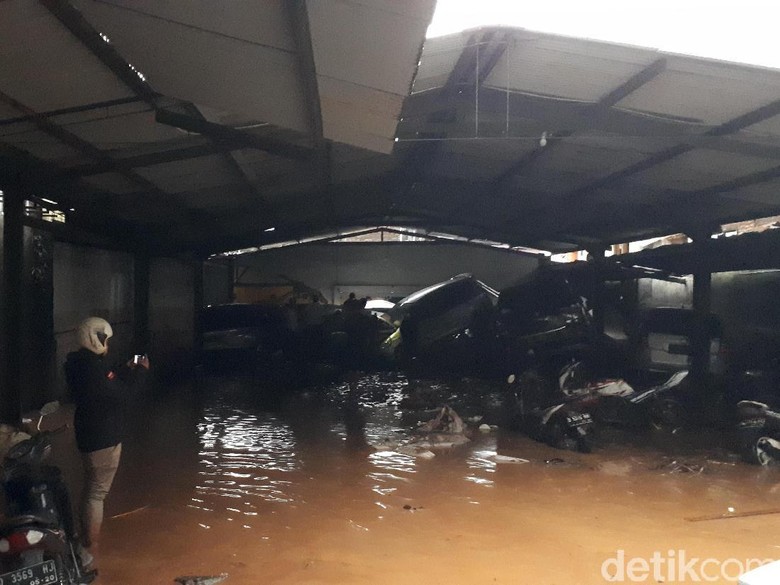 Banjir Bandang Cicaheum Bandung, Mobil Bertumpuk Terseret Bah Banjir Bandang Cicaheum Bandung, Mobil Bertumpuk Terseret Bah