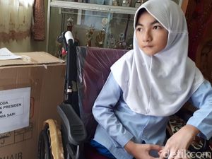 Potret Bulan dan Kursi Roda Impiannya