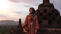 Hi, Borobudur! I’m here. Borobudur yang saya lihat hanya di buku. Saya melihat pemandangan indah dengan orang yang saya cintai, jadi ingat ibu saya, begitulah ungkapannya (xolovelyayana/Instagram)