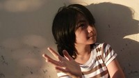Bulan adalah bocah kelahiran 2007. Saat ini dia duduk di bangku sekolah kelas 3 di SD 88 Pekanbaru.