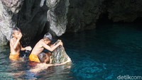 Anak-anak setempat asyik bermain di dalam goa. Tidak ada rasa takut di benak mereka. Mereka naik ke tebing batu, lalu loncat ke dalam air (Wahyu/detikTravel)