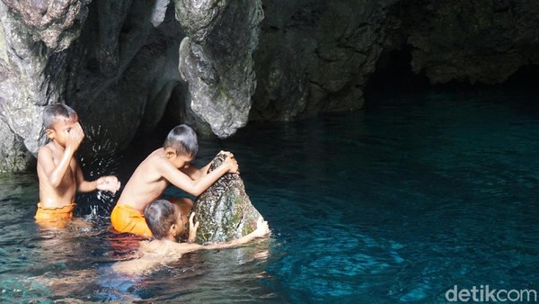 Anak-anak setempat asyik bermain di dalam goa. Tidak ada rasa takut di benak mereka. Mereka naik ke tebing batu, lalu loncat ke dalam air (Wahyu/detikTravel) Anak-anak setempat asyik bermain di dalam goa. Tidak ada rasa takut di benak mereka. Mereka naik ke tebing batu, lalu loncat ke dalam air (Wahyu/detikTravel)
