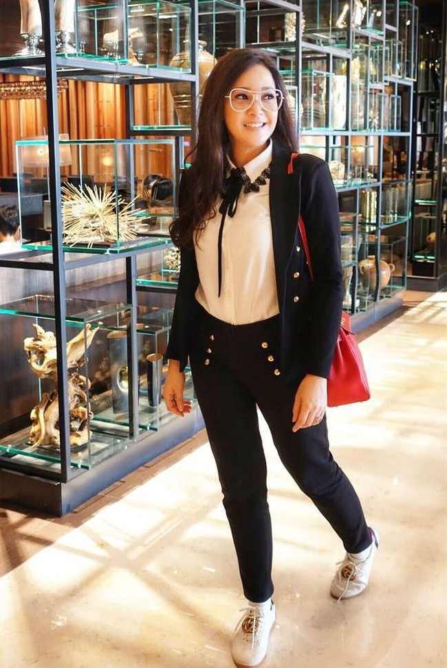 Berpose #ootd di Singapura dengan busana dari brand Olive “Narciss Bandit”, Maia membawa tas Hermes Kelly 28 cm Casaque seharga US$ 19.500 atau sekitar Rp 268 juta. Foto: Instagram @maiaestiantyreal