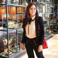 Berpose #ootd di Singapura dengan busana dari brand Olive “Narciss Bandit”, Maia membawa tas Hermes Kelly 28 cm Casaque seharga US$ 19.500 atau sekitar Rp 268 juta. Foto: Instagram @maiaestiantyreal