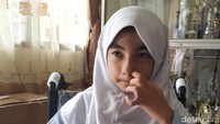 Bulan menerima kursi roda yang dikirimkan Jokowi. Harapan siswi SDN 88 Pekanbaru ini diwujudkan orang nomor satu di Indonesia itu.