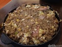 Tampilan volcano rice yang sudah dituangi telur dan dimasak jadi satu.