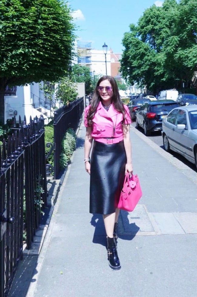 Berada di London, Inggris untuk mendatangi EMK Healthy Lounge, mantan istri Ahmad Dhani itu menenteng tas Hermes Birkin 30 cm Tyrien Candy Epsom. Tas berwarna pink rose yang dirilis dalam jumlah terbatas itu harganya US$ 22.500 atau sekitar Rp 309 juta. Foto: Instagram @maiaestiantyreal