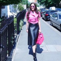 Berada di London, Inggris untuk mendatangi EMK Healthy Lounge, mantan istri Ahmad Dhani itu menenteng tas Hermes Birkin 30 cm Tyrien Candy Epsom. Tas berwarna pink rose yang dirilis dalam jumlah terbatas itu harganya US$ 22.500 atau sekitar Rp 309 juta. Foto: Instagram @maiaestiantyreal