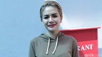 Nikita Mirzani bicara mengenai liburannya di maldives bersama Dipo Latief, sang pujaan hati. Foto: Palevi S/detikHOT
