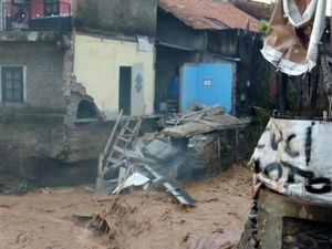 Tembok Rumah Warga Bandung Ambruk Tergerus Arus Sungai