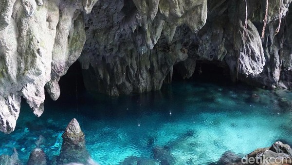 Inilah Goa Hawang di Kepulauan Kei, Maluku Tenggara. Goa ini punya kolam air tawar yang warnanya biru jernih. Cantik sekali (Wahyu/detikTravel) Inilah Goa Hawang di Kepulauan Kei, Maluku Tenggara. Goa ini punya kolam air tawar yang warnanya biru jernih. Cantik sekali (Wahyu/detikTravel)