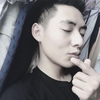 Petugas bandara mirip Song Joong Ki.