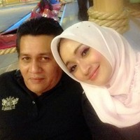 Ketika kariernya sedang menanjak, Nia dipinang oleh pengacara dan juga aktor Gusti Randa pada 1997. Foto: Instagram