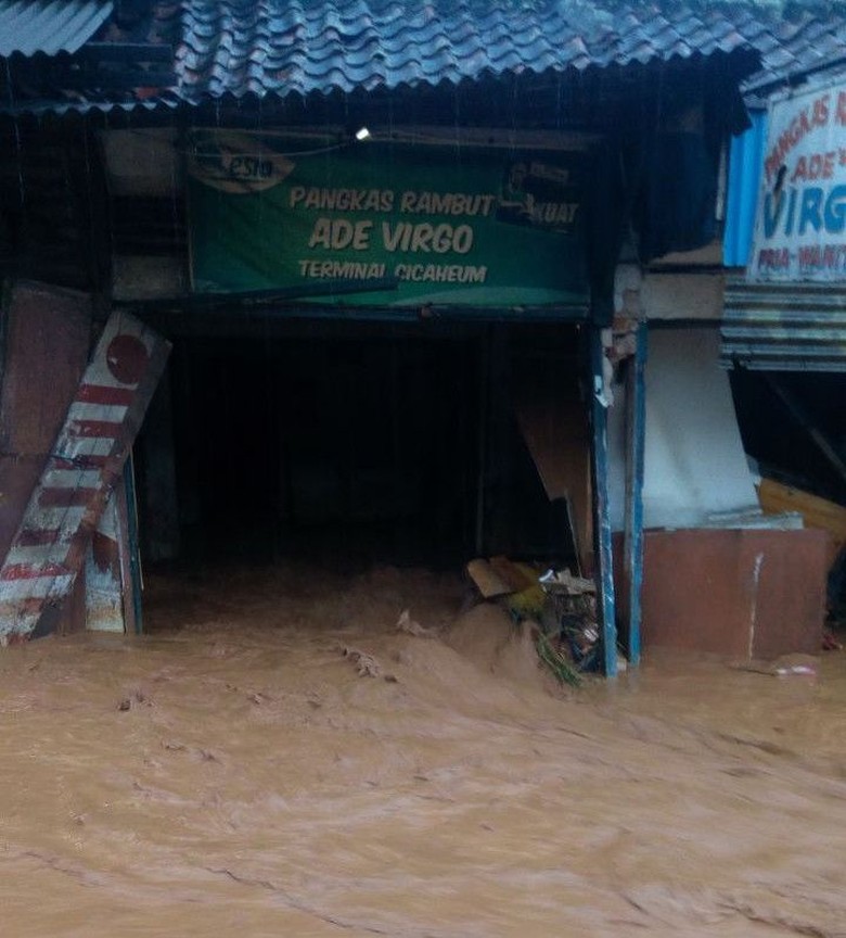 Cerita Ayah dan Anak Sempat Terjebak Banjir Bandang Cicaheum Cerita Ayah dan Anak Sempat Terjebak Banjir Bandang Cicaheum