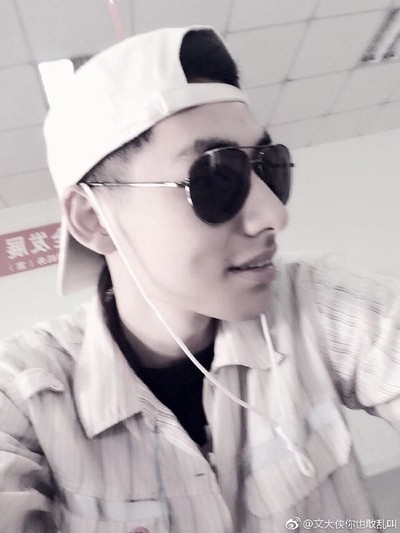 Petugas bandara mirip Song Joong Ki. Foto: Weibo Petugas bandara mirip Song Joong Ki. Foto: Weibo