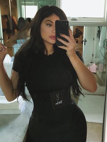 Tips Langsing Kylie Jenner Setelah Lahiran: Pakai Korset Selama 46 Hari