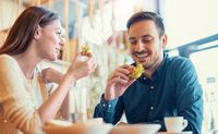 Ejek 'Tuna Melt' Pesanan Pacarnya, Pria Ini Dihujat Netizen