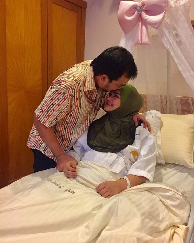 Sebelum melahirkan, Siti Nurhaliza sempat membuat video klip menyanyikan lagu khusus untuk buah hatinya. Di video itu, ia tampil manis dengan dress bernuansa biru dongker dan hijab satin. Foto: Instagram/ctdk