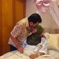 Sebelum melahirkan, Siti Nurhaliza sempat membuat video klip menyanyikan lagu khusus untuk buah hatinya. Di video itu, ia tampil manis dengan dress bernuansa biru dongker dan hijab satin. Foto: Instagram/ctdk