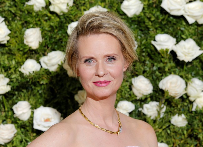 Bintang Sex and The City Cynthia Nixon menikah dengan pasangan lesbinya Christine Marinoni pada 2012. Christine merupakan kekasih wanita pertama Cynthia. Ternyata memiliki hubungan asmara bersama wanita membuat Christine lebih merasa nyaman. “Aku selalu bersama pria sepanjang hidupku dan tidak pernah bertemu wanita yang membuatku jatuh cinta sebelumnya,” ungkap Cynthia kepada Daily Mirror. Foto: Reuters