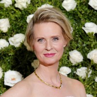 Bintang Sex and The City Cynthia Nixon menikah dengan pasangan lesbinya Christine Marinoni pada 2012. Christine merupakan kekasih wanita pertama Cynthia. Ternyata memiliki hubungan asmara bersama wanita membuat Christine lebih merasa nyaman. “Aku selalu bersama pria sepanjang hidupku dan tidak pernah bertemu wanita yang membuatku jatuh cinta sebelumnya,” ungkap Cynthia kepada Daily Mirror. Foto: Reuters