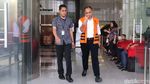 Keluar Gedung KPK, Marinus Sae Acungkan 2 Jari