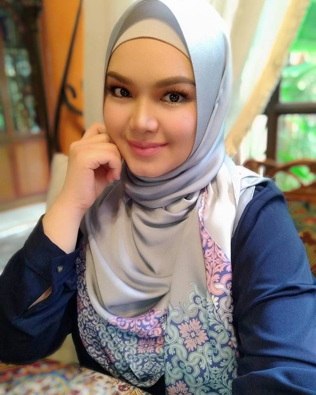 Siti Nurhaliza sedang berbahagia karena akhirnya dikaruniai buah hati setelah penantian selama 11 tahun. Dari awal hamil hingga melahirkan ia selalu tampak glowing.   Foto: Instagram/ctdk