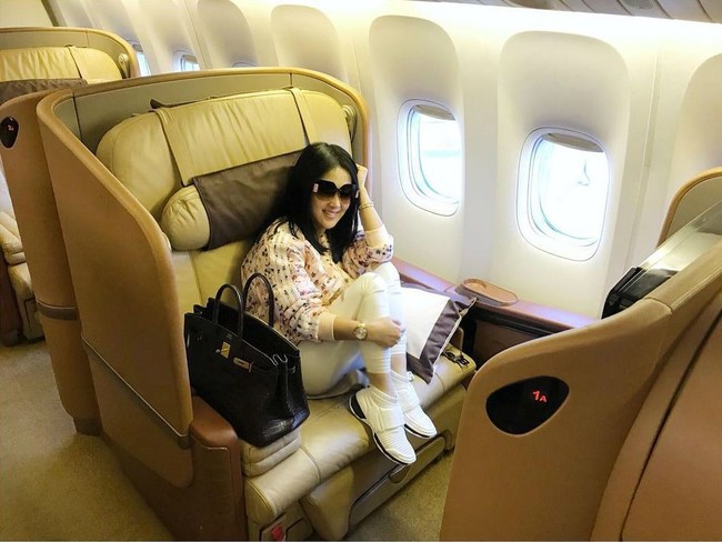 Syahrini terbang ke Eropa pada 17 Maret 2018 kemarin melalui Singapura. Duduk di kursi first class pesawat, dia bergaya sporty memakai jaket bomber Adidas seharga Rp 2 jutaan dan sneakers dari brand Chanel seharga Rp 11 jutaan. Terlihat juga tas Hermes seri Birkin Crocodile Nilo seharga US$ 61.100 menemani perjalannya.Foto: Instagram/princessyahrini