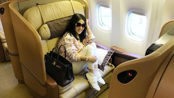 12 Gaya Syahrini Duduk di Kursi First Class Pesawat, Bawa Tas Miliaran